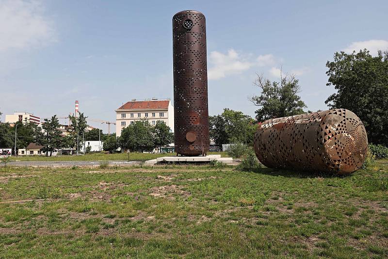 Pozemky mezi nádražím Holešovice a Vltavskou.