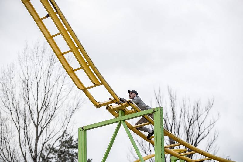 Přípravy a stavba atrakcí před zahájením Matějské pouti probíhaly 20. února na Výstavišti v Praze.