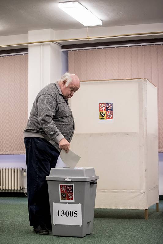 Lidé volili 12. ledna na pražských Lužinách v prvním kole prezidentských voleb.