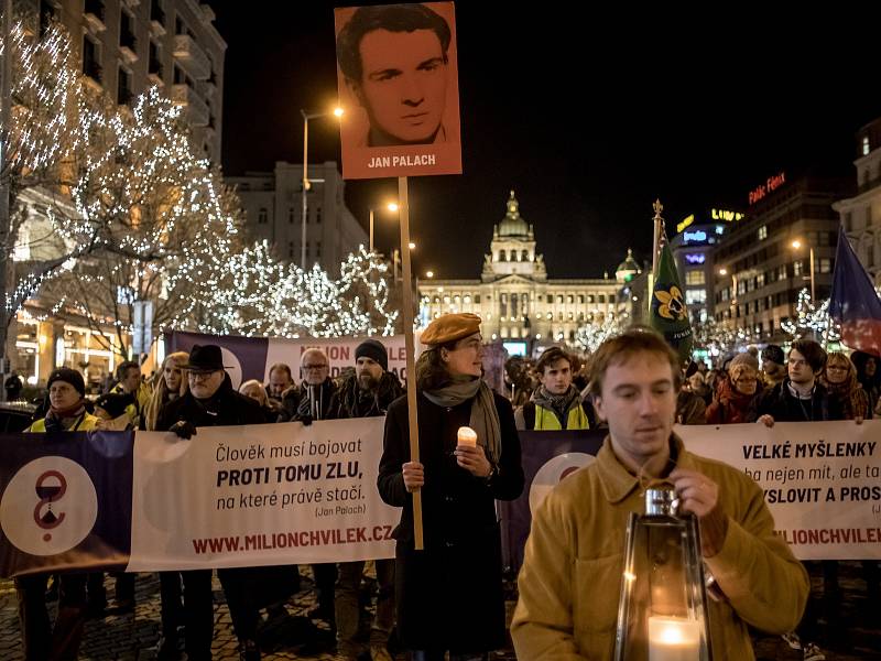 Lidé uctili památku 50. výročí upálení Jana Palacha Pochodem světla 16. ledna v Praze.