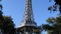 Petřínská rozhledna, jejíž vrchol je ve stejné nadmořské výšce, jako vrchol Eiffelovy věže, která jí byla volnou předlohou.