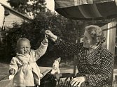 S babičkou Olgou v Jablonné, 1937.