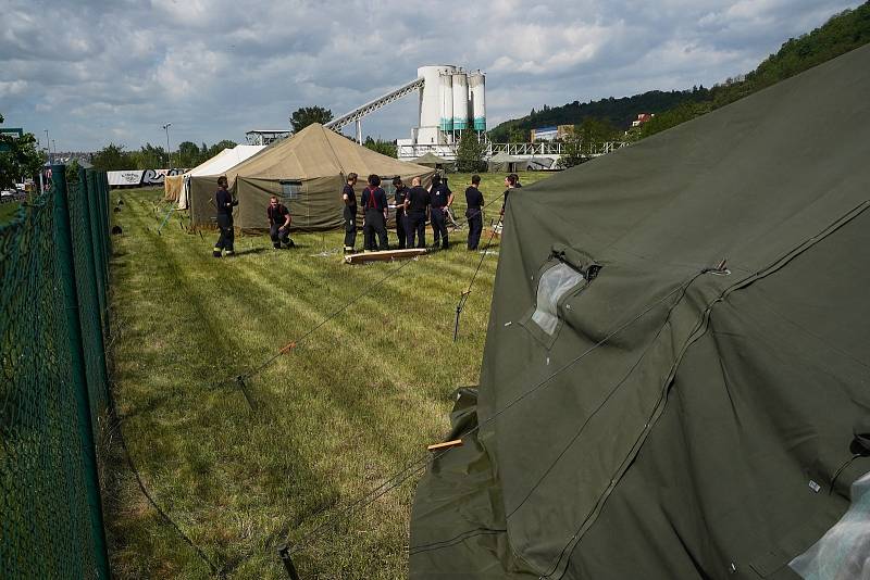 Dostavba stanového městečka pro uprchlíky z Ukrajiny v Troji, 12. 5. 2022.