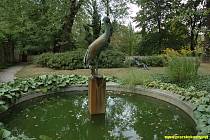 V zahradě Šternberského paláce se ukrývá několik soch i romantické jezírko