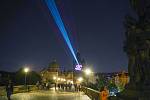 U příležitosti Mezinárodního dne světla se odehrála světelná instalace, při níž laserové paprsky spojily konce Karlova mostu.