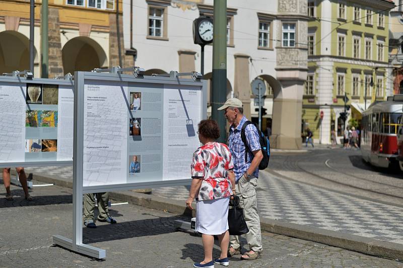 Vernisáž výstavy o Malostranském náměstí.