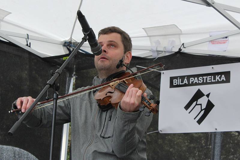 Z Koncertu pro Bílou pastelku 13. října 2021 na Palackého náměstí.