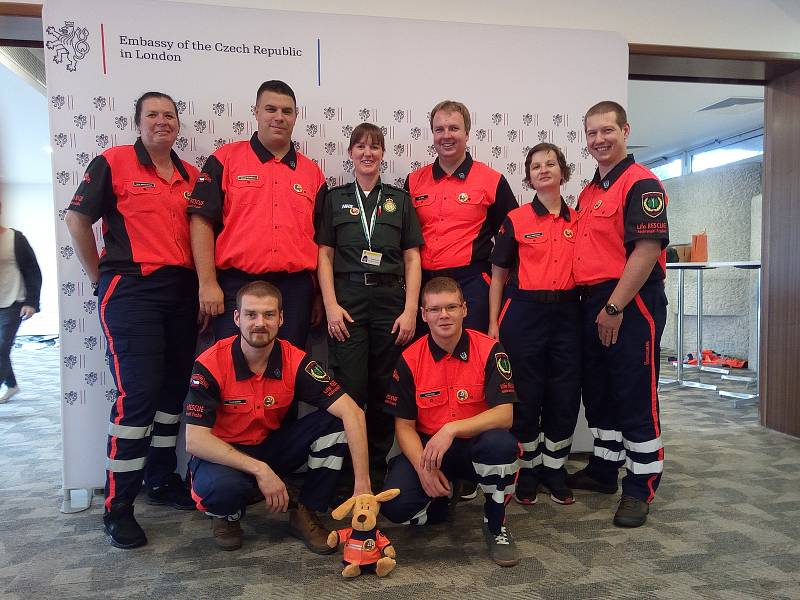 Pražští záchranáři se zástupcem London ambulance.