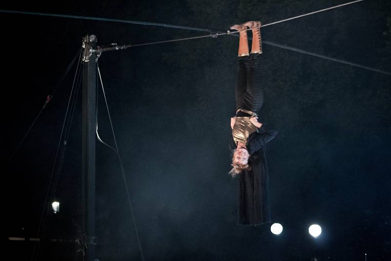 Festival adrenalinově zahájila provazochodkyně Johanne Humblet, která na Open Air scéně vysoko nad hlavami diváků zdolává jeden risk za druhým. Za své vystoupení sklidila bouřlivý potlesk, diváků sedících na zemi v trávě arény pod širým nebem. Vystoupení 