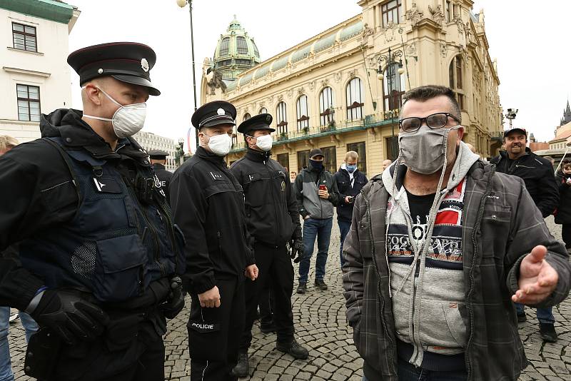 Demonstrace proti vládním opatřením na boj proti epidemii se na náměstí Republiky konala ve středu 28. října 2020.