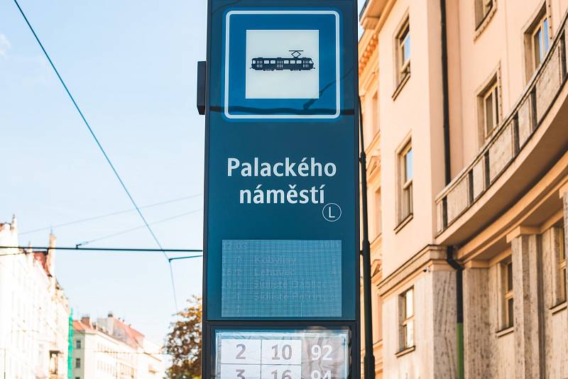 Praha testuje na Palackého náměstí nový zastávkový označník.