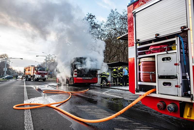 Požár autobusu v ulici Žernošická na Praze 8.