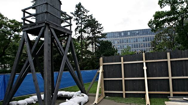 Stavba modelu koncentračního tábora na Karlově náměstí v Praze. Kulisám u příležitosti výstavy s názvem "Atentát na Heydricha - 70" bude dominovat vysoká strážní věž.