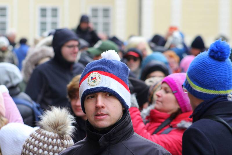 Korunovační klenoty, které jsou vystaveny v katedrále sv. Víta, Václava a Vojtěcha, i druhý den přilákaly mnoho návštěvníků.