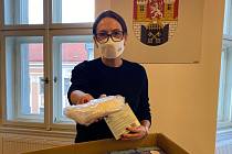 Místostarostka Alexandra Udženija přebírá darované respirátory FFP2.