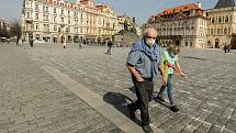 Pietní místo za oběti covidu vzniklo na Staroměstském náměstí v Praze.