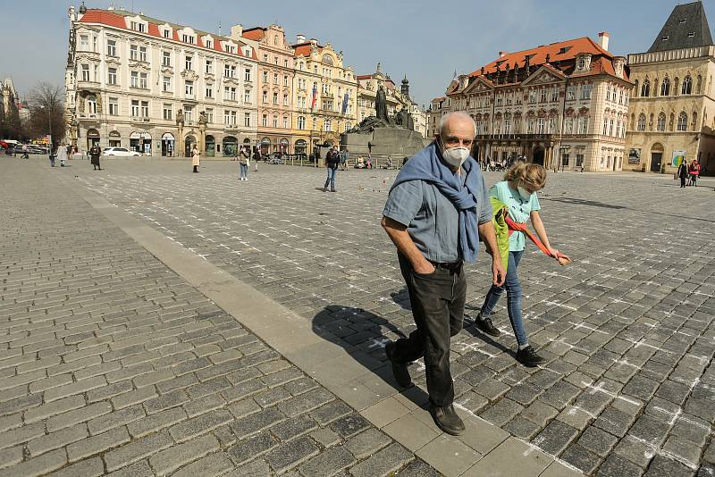 Pietní místo za oběti covidu vzniklo na Staroměstském náměstí v Praze.