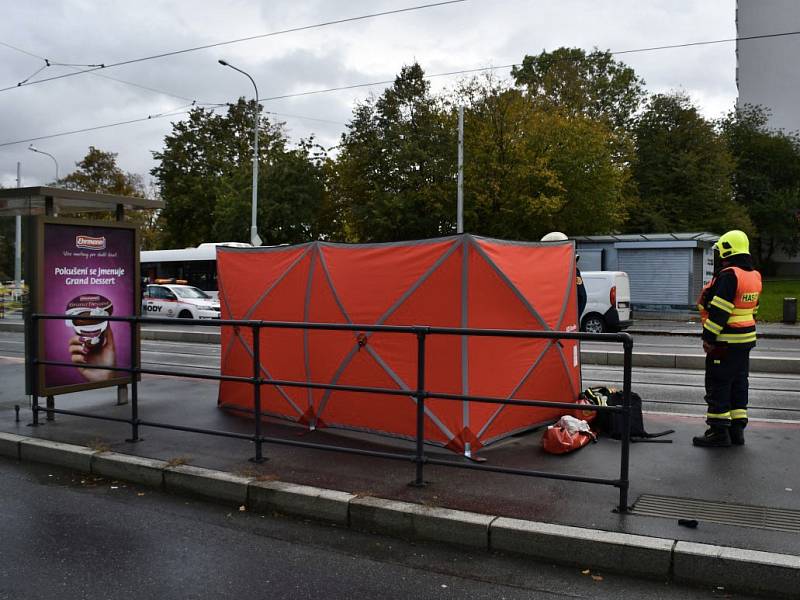 Mladá žena v Praze nepřežila střet s tramvají.