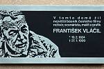 Režisér František Vláčil má v Dejvicích pamětní desku. V úterý 27. ledna v 16 hodin v Čínské ulici 748/5 na domě, kde významný režisér žil, byla odhalena pamětní deska