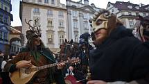 Průvod masek na Staroměstském náměstí v sobotu 7. února odpoledne zahájil letošní pražský karneval, kromě tradičních italských postav nechyběly ani masopustní maškary nebo čínský drak.