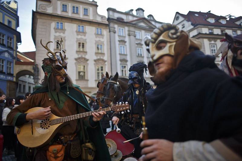 Průvod masek na Staroměstském náměstí v sobotu 7. února odpoledne zahájil letošní pražský karneval, kromě tradičních italských postav nechyběly ani masopustní maškary nebo čínský drak.