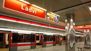 Pád na Ládví zastavil provoz metra C. Muž neutrpěl zjevná zranění - Pražský  deník