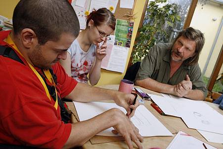 Výtvarný workshop s Tomášem Císařovským (na snímku vpravo). Výtěžek z plánované dražby vzniklých děl použije občanské sdružení Dílny tvořivosti na financování programu pro lidi po poškození mozku.