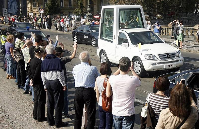 Benedikt XVI. se z kostela Panny Marie Vítězné přesunul v papamobilu přes Most legií na nunciaturu ve Voršilské ulici.