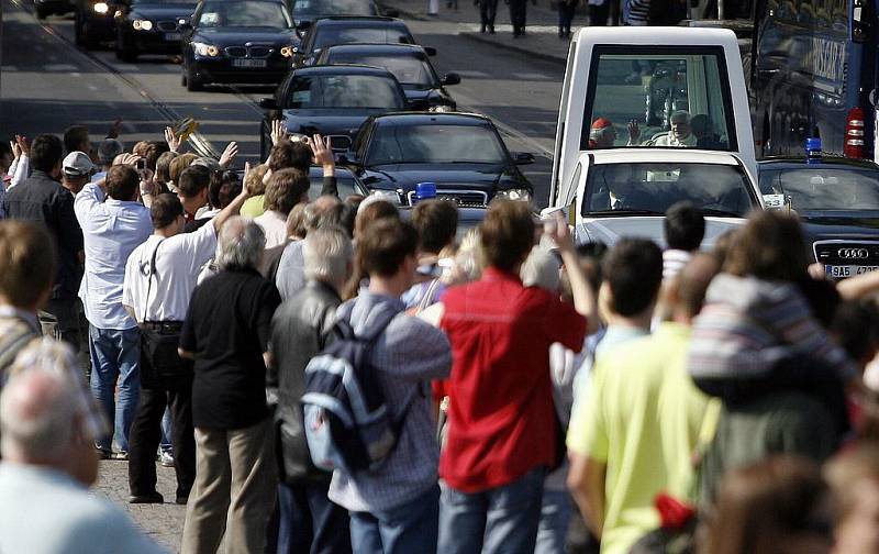 Benedikt XVI. se z kostela Panny Marie Vítězné přesunul v papamobilu přes Most legií na nunciaturu ve Voršilské ulici.