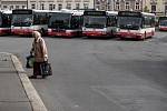 Autobusy městské hromadné dopravy Dopravního podniku značky SOR stojící na autobusovém nádraží Na Knížecích v Praze.