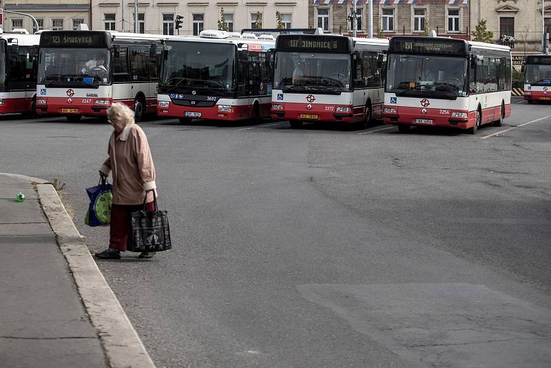 Autobusy městské hromadné dopravy Dopravního podniku značky SOR stojící na autobusovém nádraží Na Knížecích v Praze.