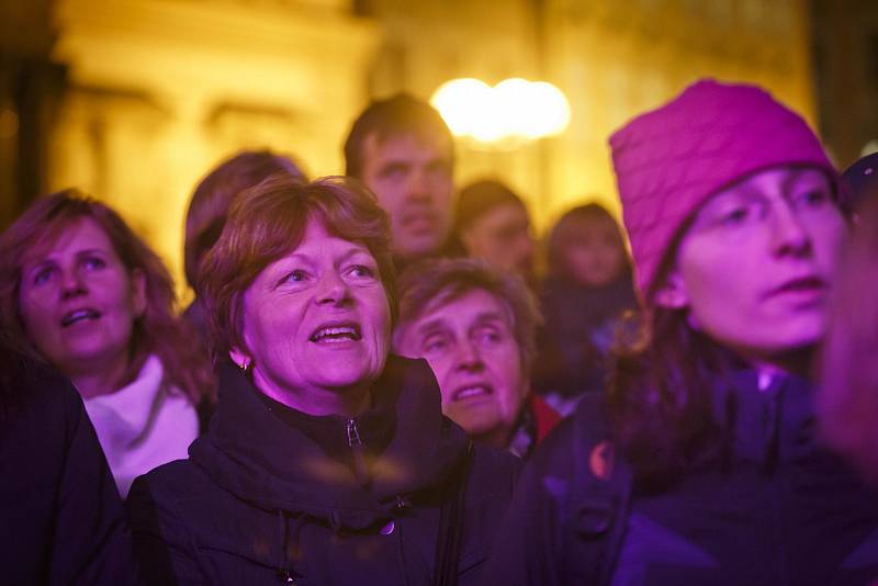 Pražané si zazpívali koledy na Staroměstském náměstí.