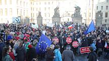 Lidé se chystají na protestní pochod z Hradčanského na Staroměstské náměstí na demonstraci proti Andreji Babišovi (ANO).