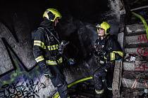 Zásah hasičů u požáru odpadu v neužívaném objektu v Praze 4