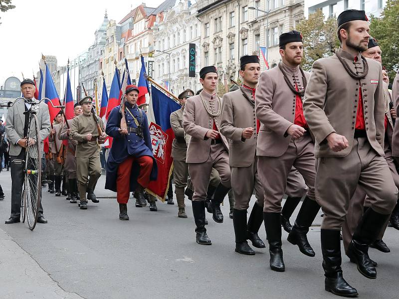 Sokolský Pochod pro republiku ke stému výročí založení Československa vyrazil z pražské Kampy na Václavské náměstí.