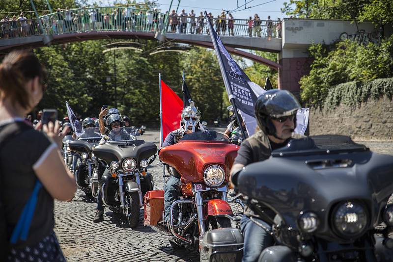 Spanilá jízda Harley Davidson Prahou.