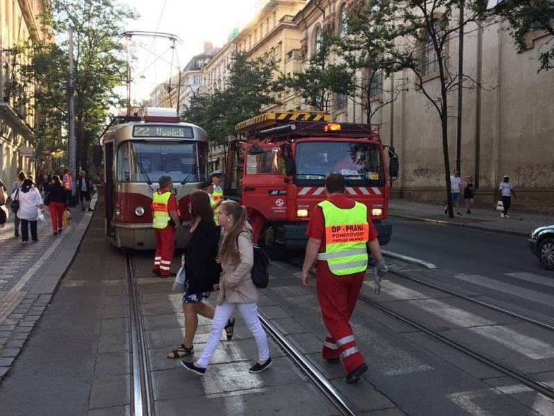 V Praze v okolí Karlova náměstí nejezdí kvůli stržené troleji tramvaje.