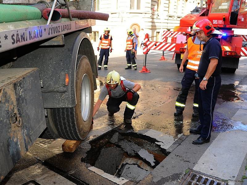 Pod vozidlem na čištění kanalizace se propadla vozovka.