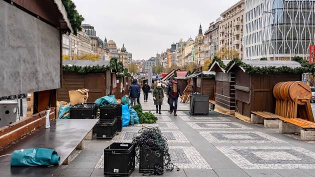 Václavské náměstí - v horní části se staví stánky na vánoční trhy.