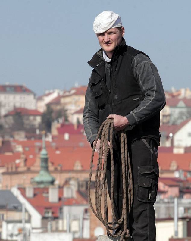 I komín potřebuje jarní úklid. S kominíkem Michalem Fričem na střeše domu v pražských Vršovicích.