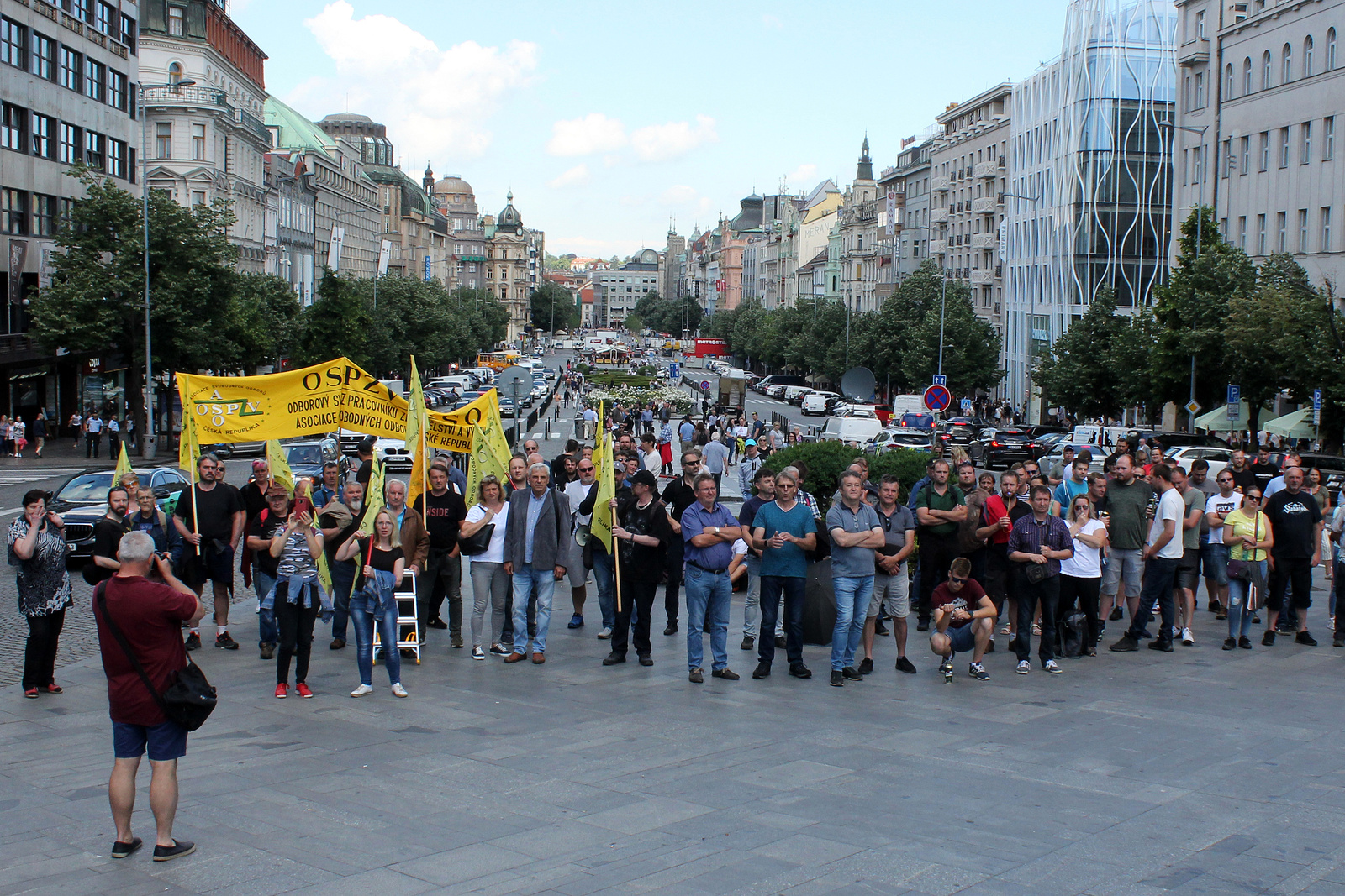OBRAZEM: Zemědělci vyrazili na protest do Prahy. Pochod uzavřel část magistrály