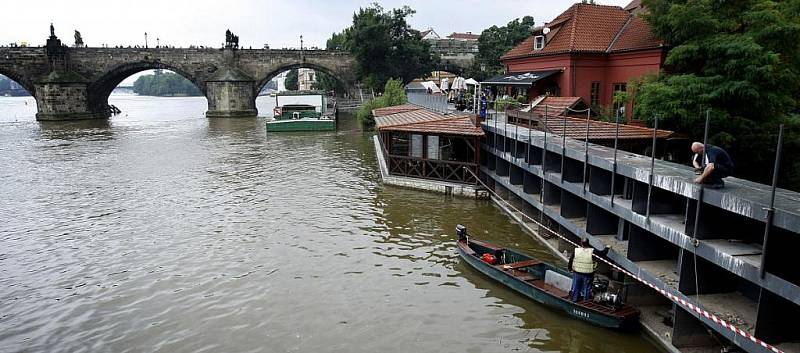 Z důvodů zvýšené hladiny Vltavy a jejího prvního povodňového stupně byla 6. srpna zavřena protipovodňová vrata na Čertovce v Praze.