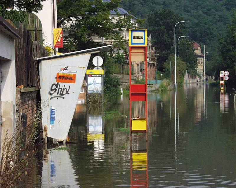 Povodně z roku 2002 v Praze. Už 9. srpna byly zaplaveny ulice šesté městské části.