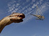 Do nově otevíraného DinoParku Praha v nákupní galerii Harfa byly 7. dubna vrtulníkem přemístěny a usazeny dva robotické modely tyranosaurů.