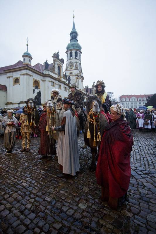 Tradiční Tříkrálový průvod prošel 5. ledna na Hradčanech v Praze. Předcházela mu mše, kterou sloužil kardinál Duka pro koledníky.