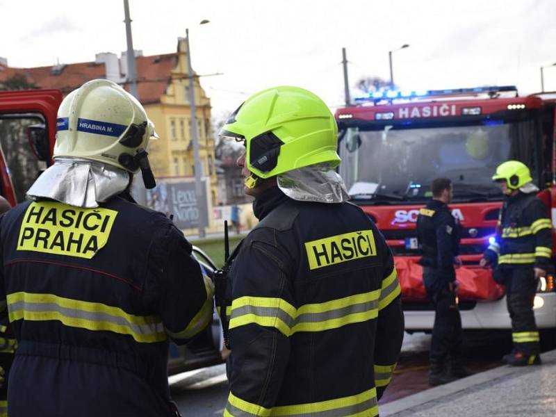 Souprava metra srazila v tunelu u Hradčanské muže, vyprostit ho museli hasiči