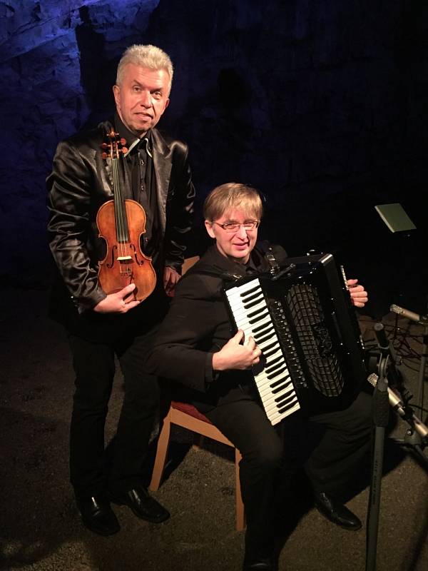 Houslový virtuóz Jaroslav Svěcený a akordeonista Ladislav Horák na koncertě v úvodu festivalu Čarovné tóny Macochy v Kateřinské jeskyni.