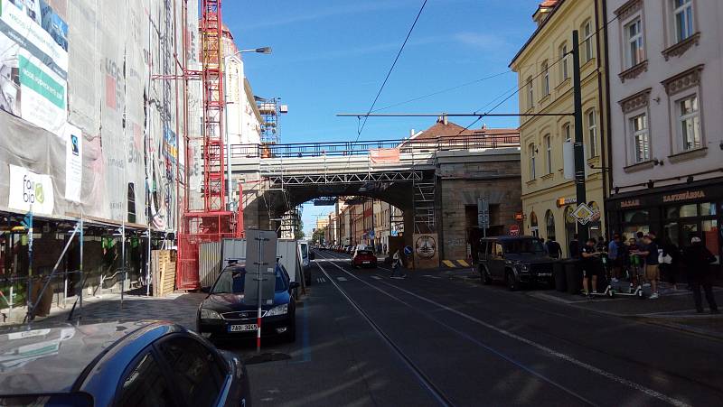 Procházka po Negrelliho viaduktu. Pohled ze Sokolovské ulice.