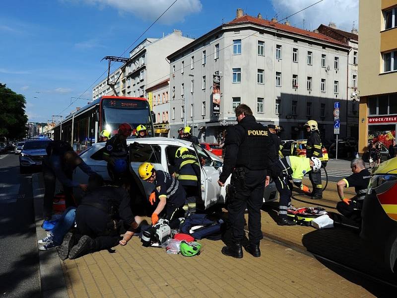 V ulici Sokolovská hasiči vyprošťovali zaklíněnou osobu po střetu osobního auta a tramvaje.