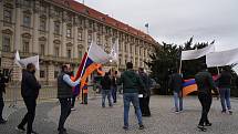 Demonstrace proti agresi Ázerbájdžánu na území Arménie před budovou ministerstva zahraničí na Loretánském náměstí v Praze.